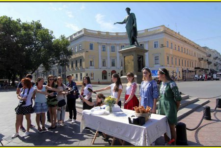 Украинская вышиванка для Дюка приросла одесским орнаментом (фоторепортаж)