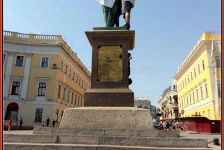 Украинская вышиванка для Дюка приросла одесским орнаментом (фоторепортаж)