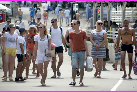 Одесское лето в зените — в Аркадии пляжников битком (фоторепортаж)