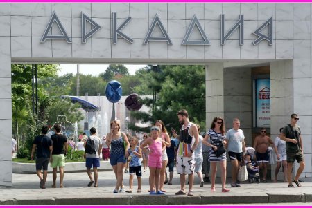 Одесское лето в зените — в Аркадии пляжников битком (фоторепортаж)