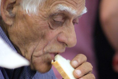 Время жить: в Старобазарном сквере Одессы — добрый обед  (фоторепортаж)
