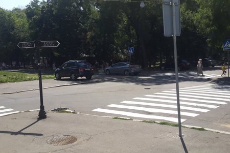 Скоро новый год: возле одесских школ обновляют «зебру» (фото)