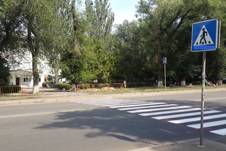 Скоро новый год: возле одесских школ обновляют «зебру» (фото)