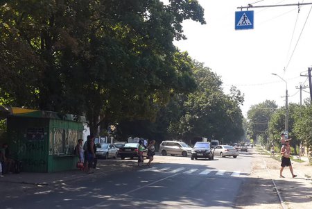 Скоро новый год: возле одесских школ обновляют «зебру» (фото)