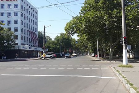 Скоро новый год: возле одесских школ обновляют «зебру» (фото)