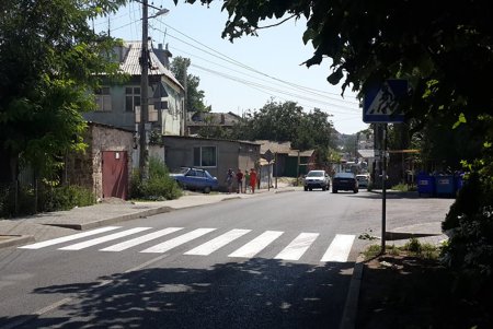 Скоро новый год: возле одесских школ обновляют «зебру» (фото)