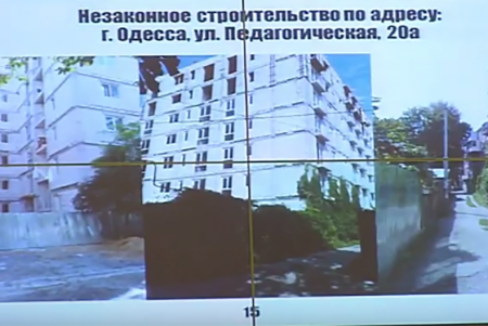 Владелец незаконной пристройки на Космонавтов станет объектом правоохранителей  (фото)