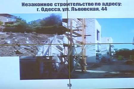 Владелец незаконной пристройки на Космонавтов станет объектом правоохранителей  (фото)