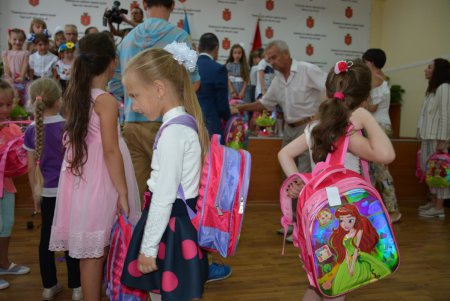  Первоклассники из многодетных семей получили подарки к школе (фото)