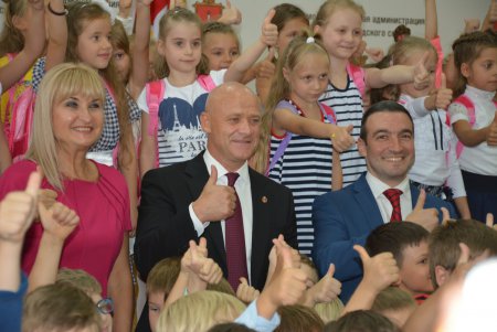  Первоклассники из многодетных семей получили подарки к школе (фото)