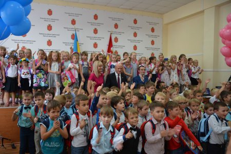  Первоклассники из многодетных семей получили подарки к школе (фото)