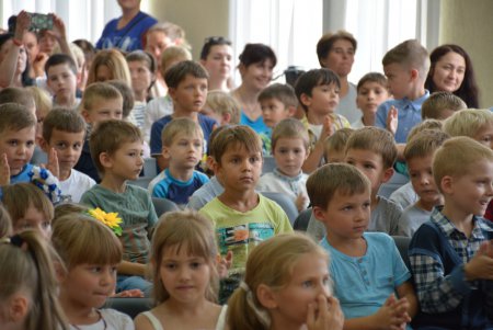  Первоклассники из многодетных семей получили подарки к школе (фото)