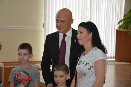  Первоклассники из многодетных семей получили подарки к школе (фото)