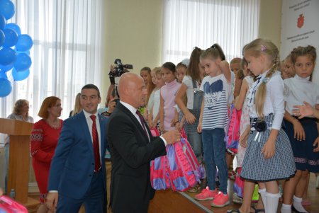  Первоклассники из многодетных семей получили подарки к школе (фото)
