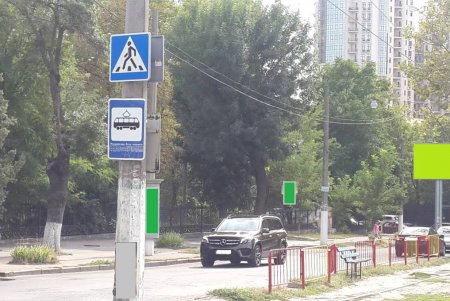 На Академической появились предупреждающие дорожные знаки (фото)