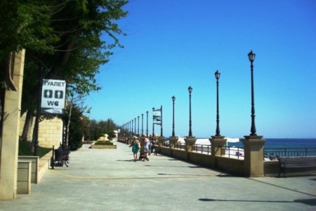 В центре Одессы, у моря и возле школ вечерами стало заметно светлее (фото)