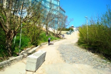 В центре Одессы, у моря и возле школ вечерами стало заметно светлее (фото)