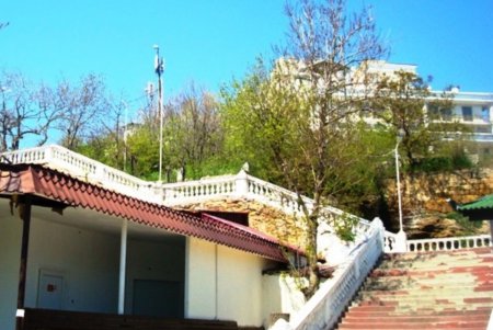 В центре Одессы, у моря и возле школ вечерами стало заметно светлее (фото)