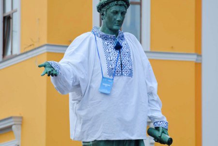 Живая змейка в вышиванках опоясала визитные карточки Одессы (фоторепортаж)