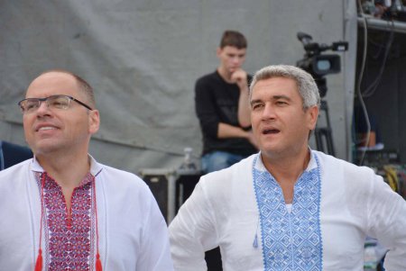 Живая змейка в вышиванках опоясала визитные карточки Одессы (фоторепортаж)
