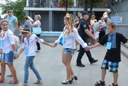 Живая змейка в вышиванках опоясала визитные карточки Одессы (фоторепортаж)