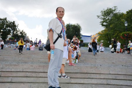 Живая змейка в вышиванках опоясала визитные карточки Одессы (фоторепортаж)