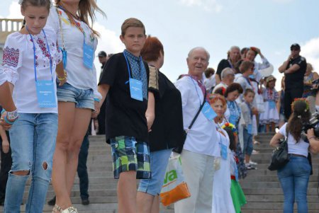 Живая змейка в вышиванках опоясала визитные карточки Одессы (фоторепортаж)