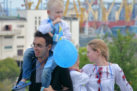 Живая змейка в вышиванках опоясала визитные карточки Одессы (фоторепортаж)