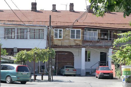 Настоящие одесситы, влюбленные в Маму, украшают свой двор (фоторепортаж)