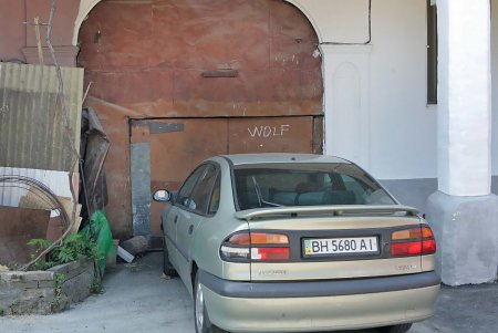 Настоящие одесситы, влюбленные в Маму, украшают свой двор (фоторепортаж)