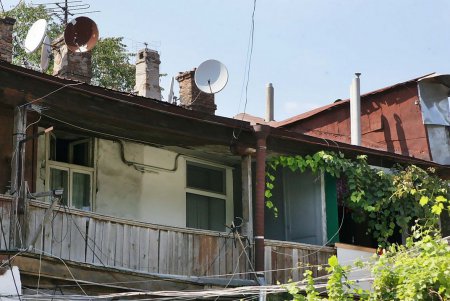 Настоящие одесситы, влюбленные в Маму, украшают свой двор (фоторепортаж)