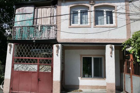 Настоящие одесситы, влюбленные в Маму, украшают свой двор (фоторепортаж)