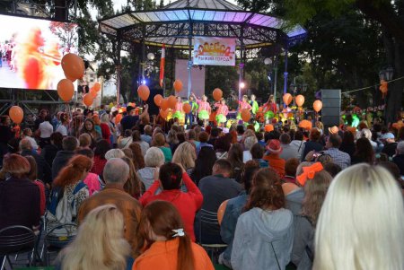 Перед Днем города Одесса «порыжела» и наполнилась позитивом (фоторепортаж) 