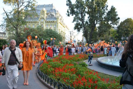 Перед Днем города Одесса «порыжела» и наполнилась позитивом (фоторепортаж) 