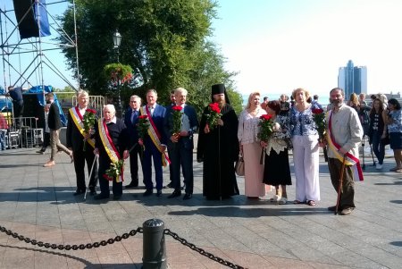 Почетные граждане возложили цветы к памятникам основателям Одессы