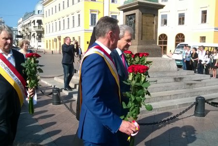 Почетные граждане возложили цветы к памятникам основателям Одессы