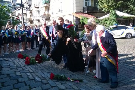 Почетные граждане возложили цветы к памятникам основателям Одессы