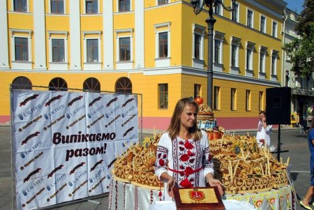 Одесский Дюк «угощал» прохожих праздничным караваем-гигантом (фото)