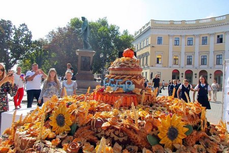 Одесский Дюк «угощал» прохожих праздничным караваем-гигантом (фото)