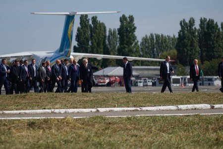 Премьер Гройсман дал старт строительству в Одессе новой взлетно-посадочной полосы (фото) 