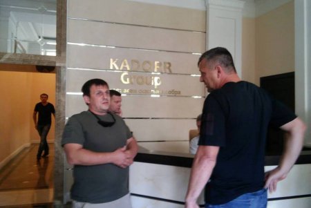 Активисты вынудили Аднана Кивана вывесить украинские флаги (фото)