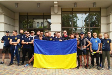 Активисты вынудили Аднана Кивана вывесить украинские флаги (фото)