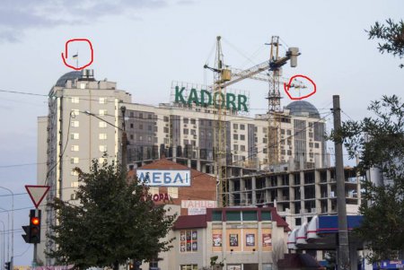 Активисты вынудили Аднана Кивана вывесить украинские флаги (фото)
