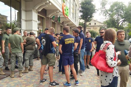 Активисты вынудили Аднана Кивана вывесить украинские флаги (фото)