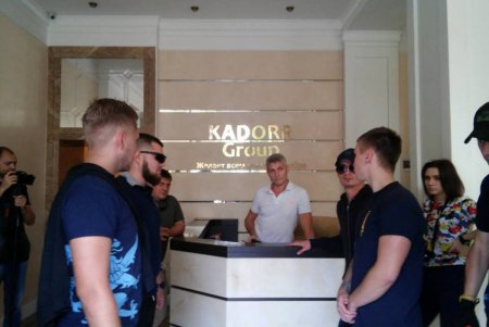 Активисты вынудили Аднана Кивана вывесить украинские флаги (фото)