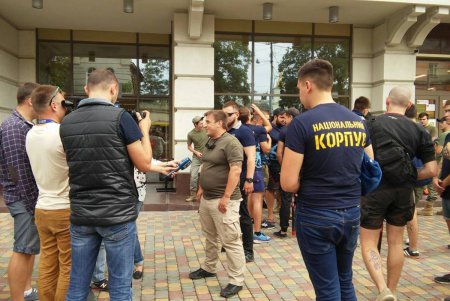 Активисты вынудили Аднана Кивана вывесить украинские флаги (фото)