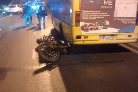 Байкер сбил женщину и врезался в маршрутку (фото) 