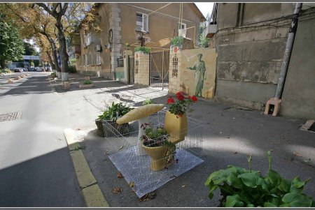 Одесские не монументальные картины:  унитаз не «под Януковича» и Сладкоежка под не Наполеона (фоторепортаж)