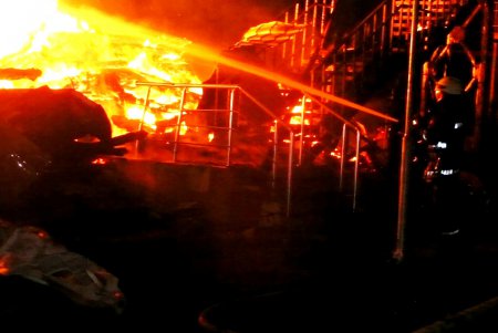 В  детском комплексе «Виктория» сгорел деревянный корпус, есть погибшие (фото)