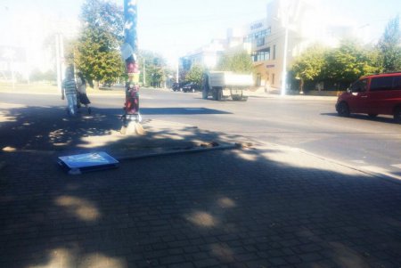 Вандалы вырвали «с мясом» дорожный указатель на Таирова (фото)